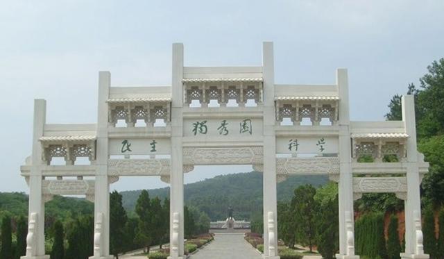陈独秀不肯去延安，晚年归隐江津，临终前对潘兰珍说：我对不起你