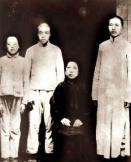 毛主席原配逝世多年，毛氏族谱记载：杨开慧之子毛岸龙作为其子