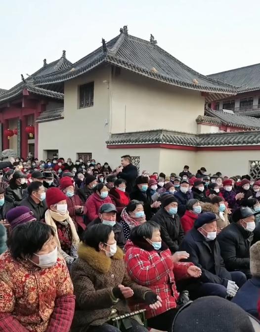 中国首善陈光标回家乡，给数百位老人发红包，网友称标哥又回来了