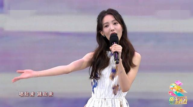 五四晚会：千玺成熟了，关晓彤妆容撞型鞠婧祎，赵丽颖变化好大