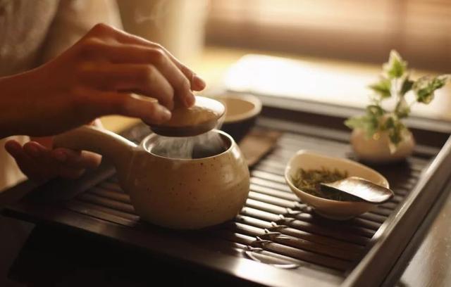 对亲人暴躁，对外人和气的人，多半是这几种生活状态