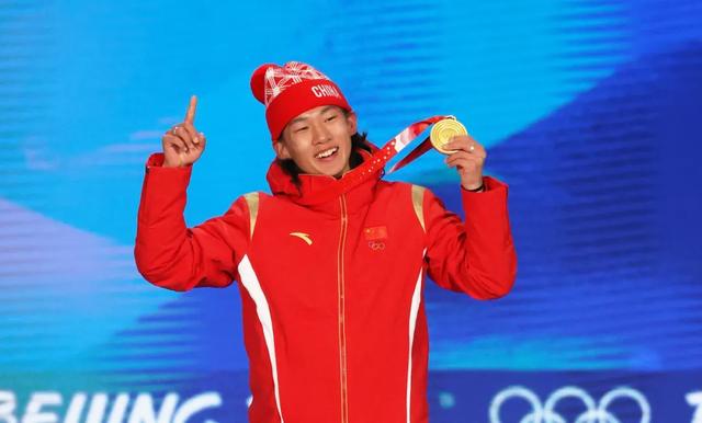今夜，元宵圆月见证三面五星红旗升起