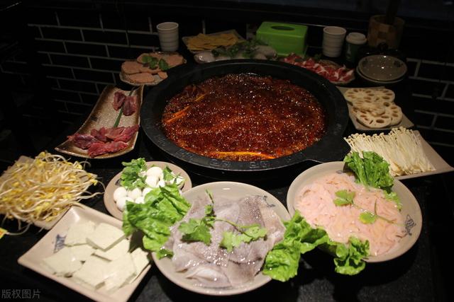 重庆老板开火锅店,利用“人性弱点”来做营销,一个月收款60万