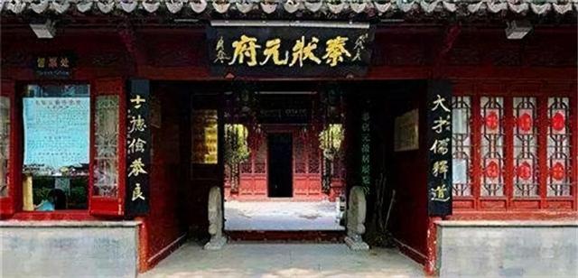 秦桧后人考上状元，经过岳飞坟墓时作了两句诗，被后人称赞不已