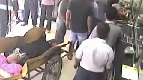 2013年老人病重，银行却逼他亲自来取款，家属将其抬进银行后猝死