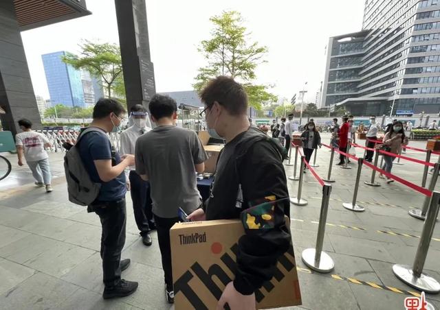 深圳报复性复工：地铁挤成演唱会现场，扛主机的打工人重现江湖