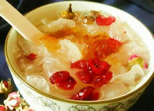 立春后一定多吃银耳羹，教你一招怎么煮银耳又粘又稠，好喝又省时