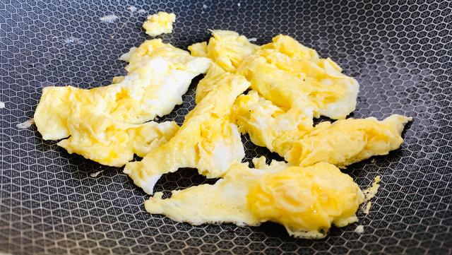 冬天孩子运动少、日晒不足，多吃它，配3种鲜艳食材炒，营养互补