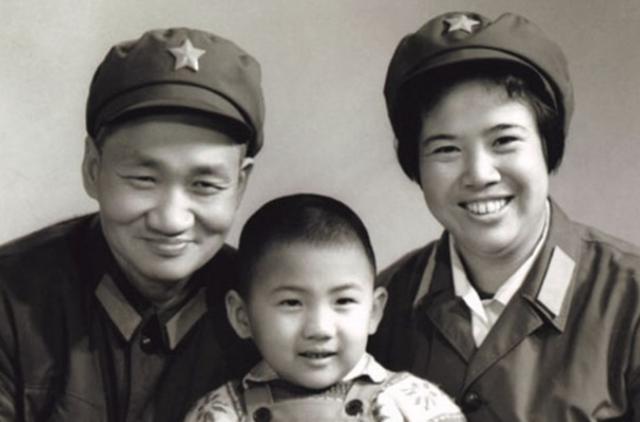 2008年，邵华逝世，毛新宇透露母亲遗愿：想和父亲陪伴在奶奶身边