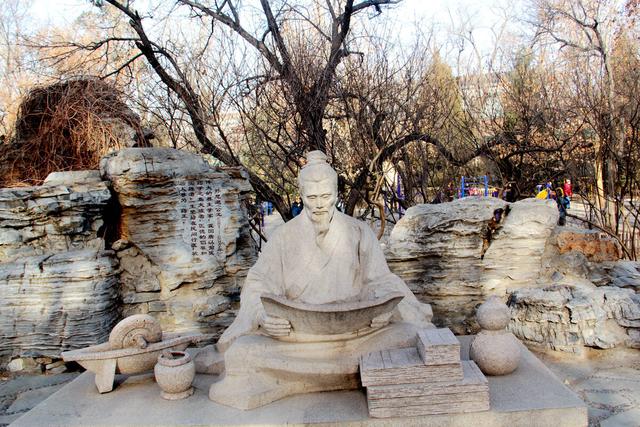 北京一冷清公園，面積小門票便宜，與天壇同名爲重要祭祀場所