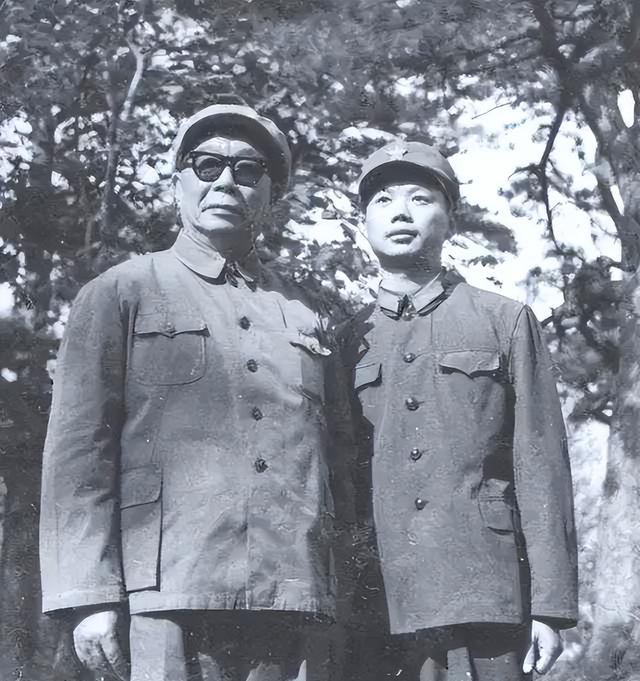 68年陈士榘边鼓掌边后退，毛主席看后拽着他向前，说：到我身边来
