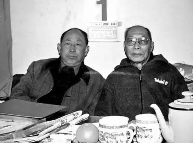 奶奶是慈禧，哥哥是溥仪，大伯是光绪，他甘当教书匠，活到2015年