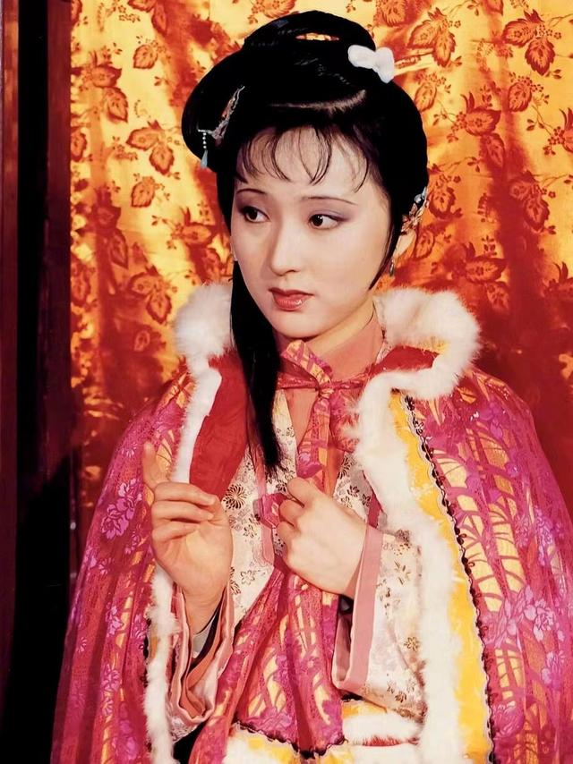 欧阳奋强发文纪念《红楼梦》播出35周年，晒出与陈晓旭昔日的合影