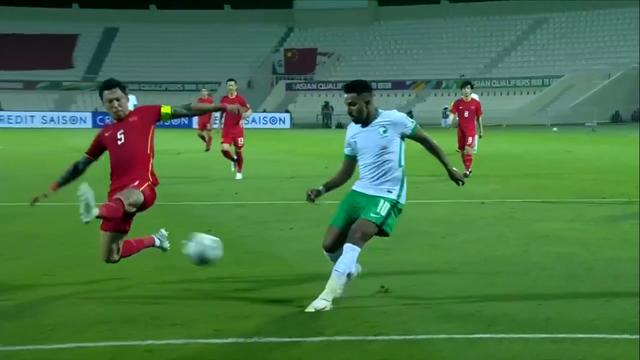 国足1-1沙特背后：逼平不仅靠运气，李霄鹏3次换人喜忧参半