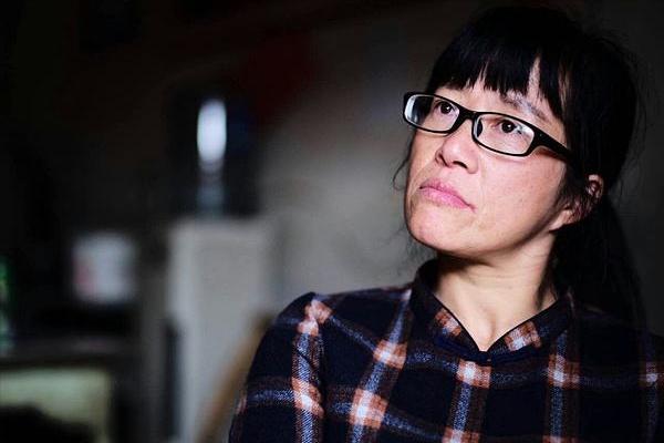 带着残疾嫁人的余秀华，婚后生子还被嫌弃，成名后给钱给房要离婚