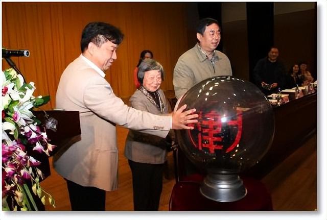国际关注！天津大学研发智能新材料，能像向日葵一样“追光”，已公开发表！