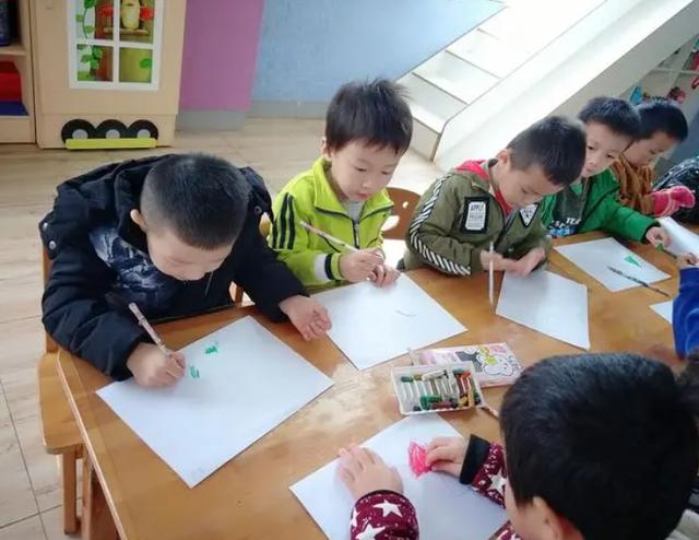 你还在拼三胎吗？多地幼儿园“一孩难求”，背后的原因很现实
