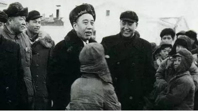 王震司令找县长办事，竟被铐了起来！县长：这里我最大，我说了算