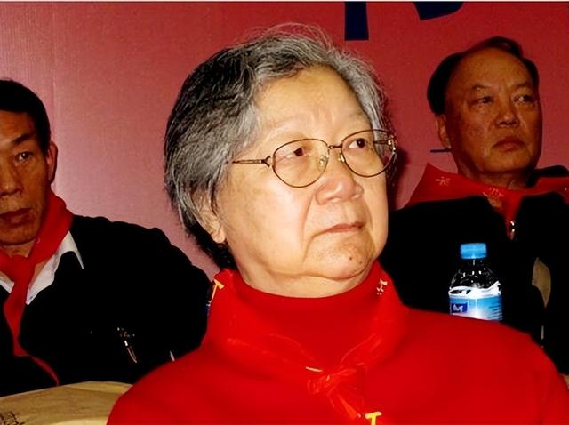 2020年，刘思齐儿子，女儿纪念主席诞辰127周年，表情严肃凝重