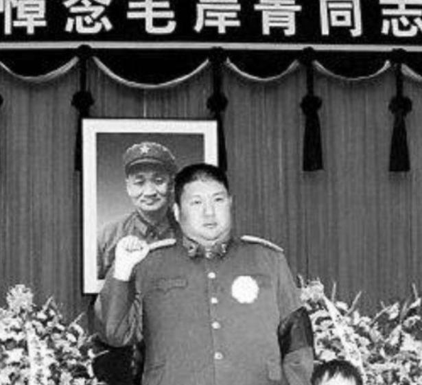 2008年，邵华逝世，毛新宇透露母亲遗愿：想和父亲陪伴在奶奶身边