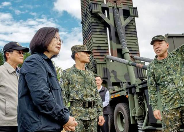 台军开启24小时战备，岛内有人呼吁“立法”，防止台高官临阵脱逃