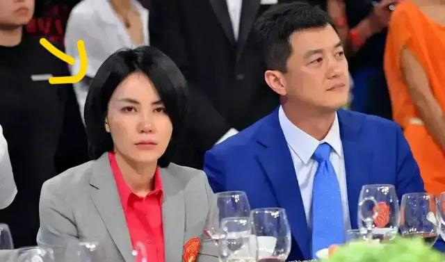 51岁李亚鹏再当爸！王菲“满脸的嫌弃”成全了老李“双重的幸福”