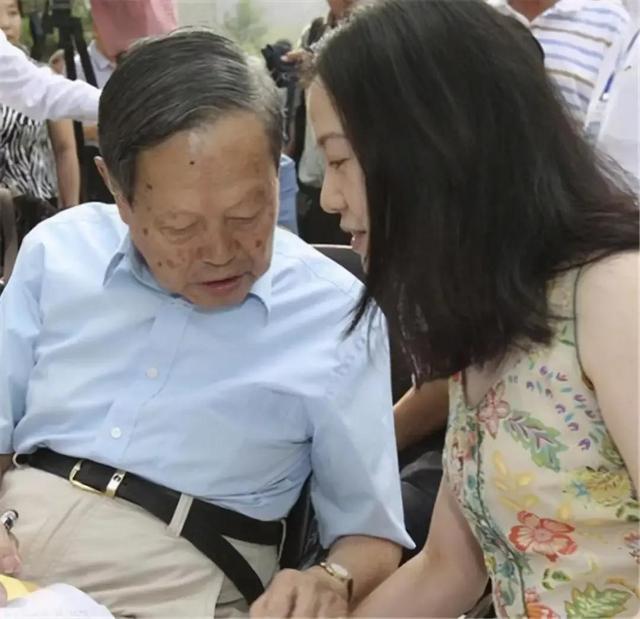 杨振宁：翁帆为了我付出了太多时间，她十七年来都是早睡