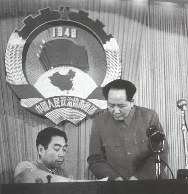 1976年，周恩来总理和朱德总司令逝世后，毛主席说了什么