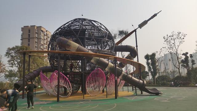 重慶大足地標公園，號稱面積最大景觀最美，辛苦走完總感覺不對