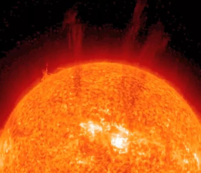 太阳1天爆发17次耀斑，多地出现通信中断，影响空间站宇航员吗？