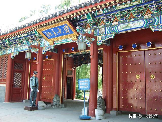 北大中文系教授上热搜，写116字微博有12处语病，教授：很努力了