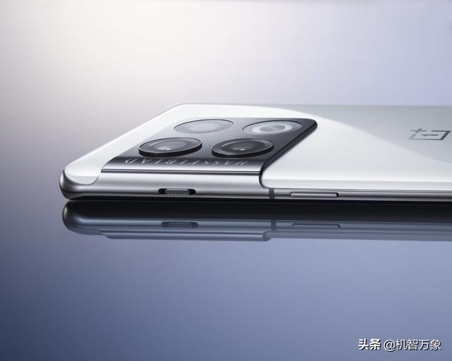 一加10Pro胖达白首销锁定三平台双冠王 搭载天玑8100新机正式官宣