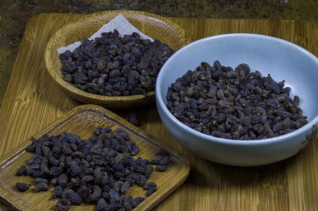 白发最好用的方子，两味中药代茶饮，一个特效穴，补虚又乌发