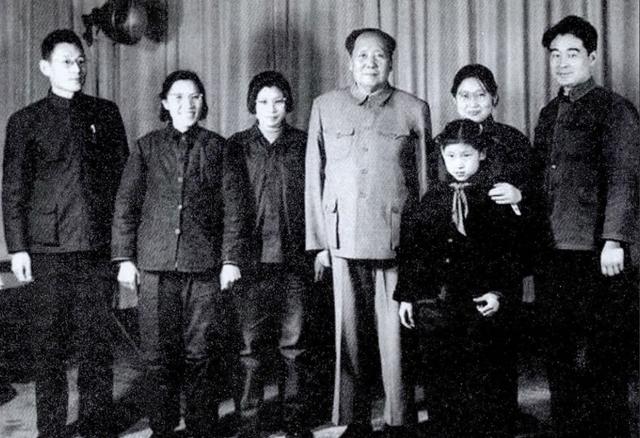 1945年，毛泽民女儿看望伯伯时提出一请求，毛主席：我支持