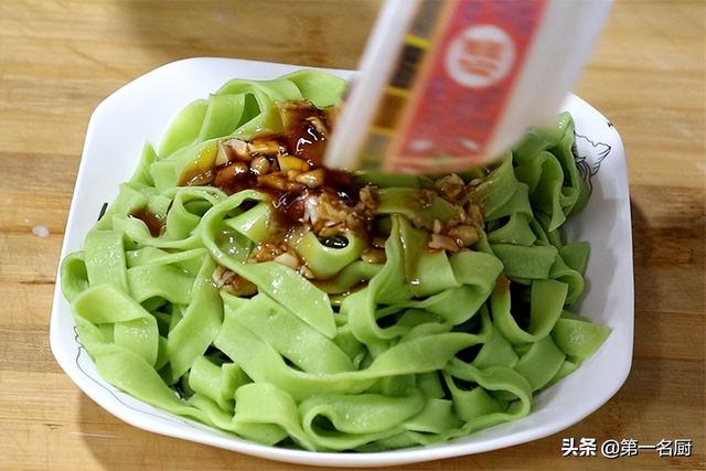 “清明吃一草，百岁不显老”！“1草”是啥？采摘短，清明正当吃