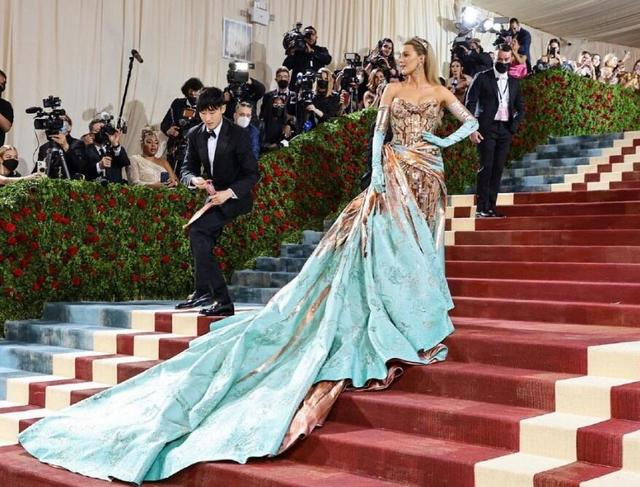 谷爱凌出席Metgala红毯争奇斗艳！黑裙成熟时尚，最美的另有其人