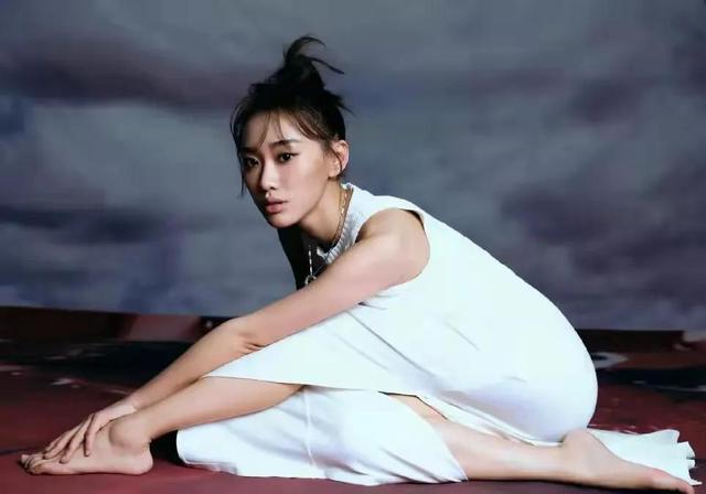 闫妮携女儿同框拍杂志秀美腿