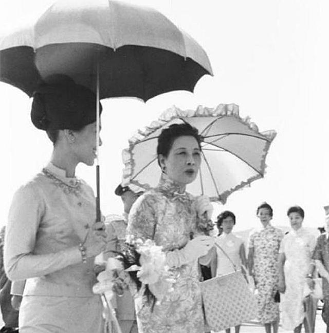03年宋美龄在梦中去世，隔天清晨遗体被裹在羊毛毯中送出公寓