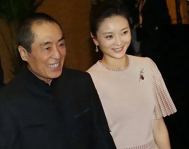 张艺谋72岁生日，陈婷晒出18岁儿子录取通知书，她真比巩俐强？