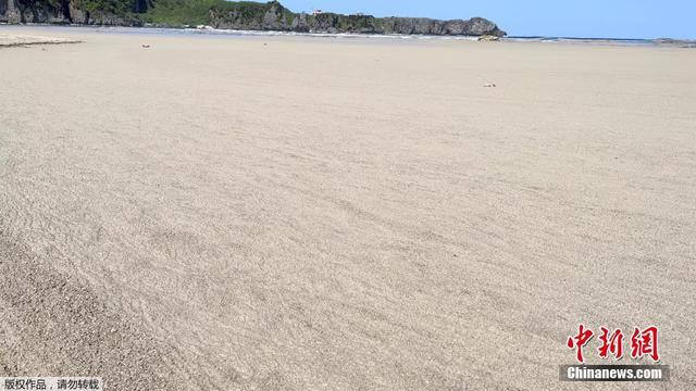 日本海底火山发生近百年最大规模喷发 大量浮石遍布海岸
