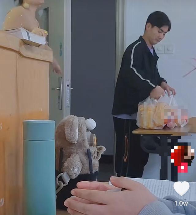 安徽一高校新婚老师课上发奶茶，点名发现有学生逃课，网友：这下亏大了