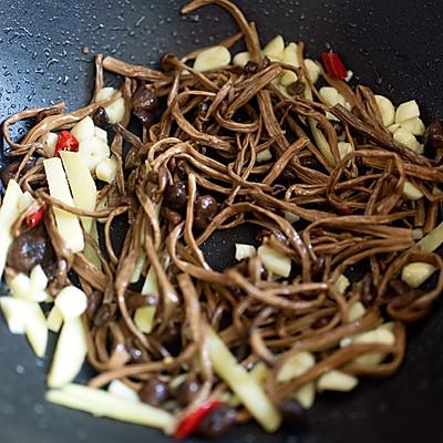 干锅茶树菇