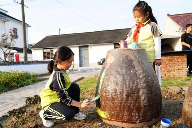 孩子们，菜园里涂鸦去