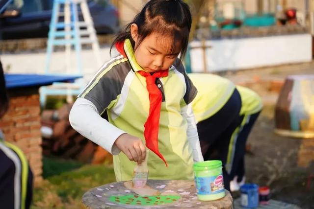 孩子们，菜园里涂鸦去