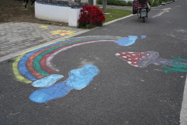 孩子们，菜园里涂鸦去