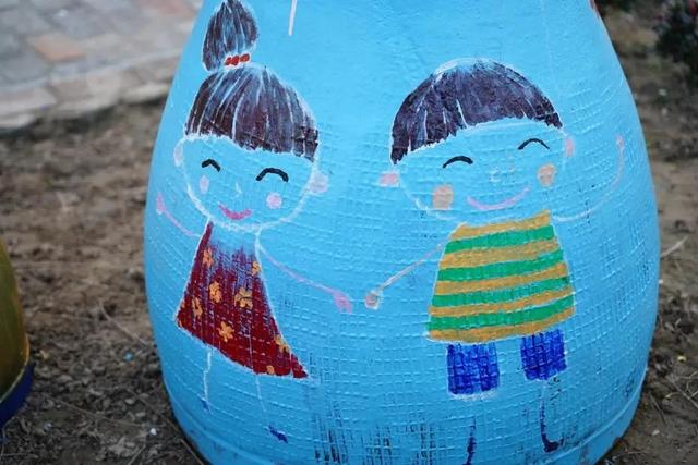 孩子们，菜园里涂鸦去