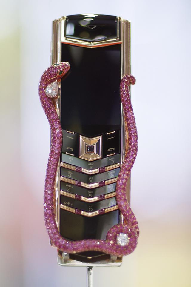 售价289万元的非智能手机，最贵的可能不是钻石