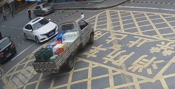 爸爸赌气把2岁娃留路中间？！货车径直开了过来……