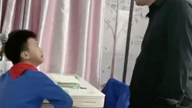 我不要面子吗？孩子哭求爸爸别在校门口数落自己