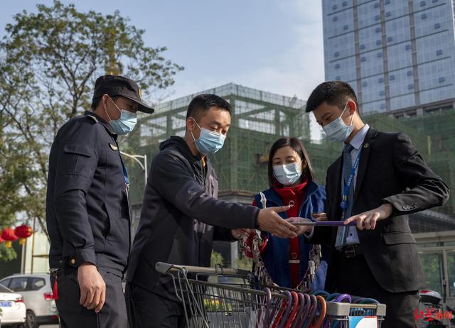 成都抗疫中的平凡英雄 | 日行四万步，他说“基层干部就要服务好群众”